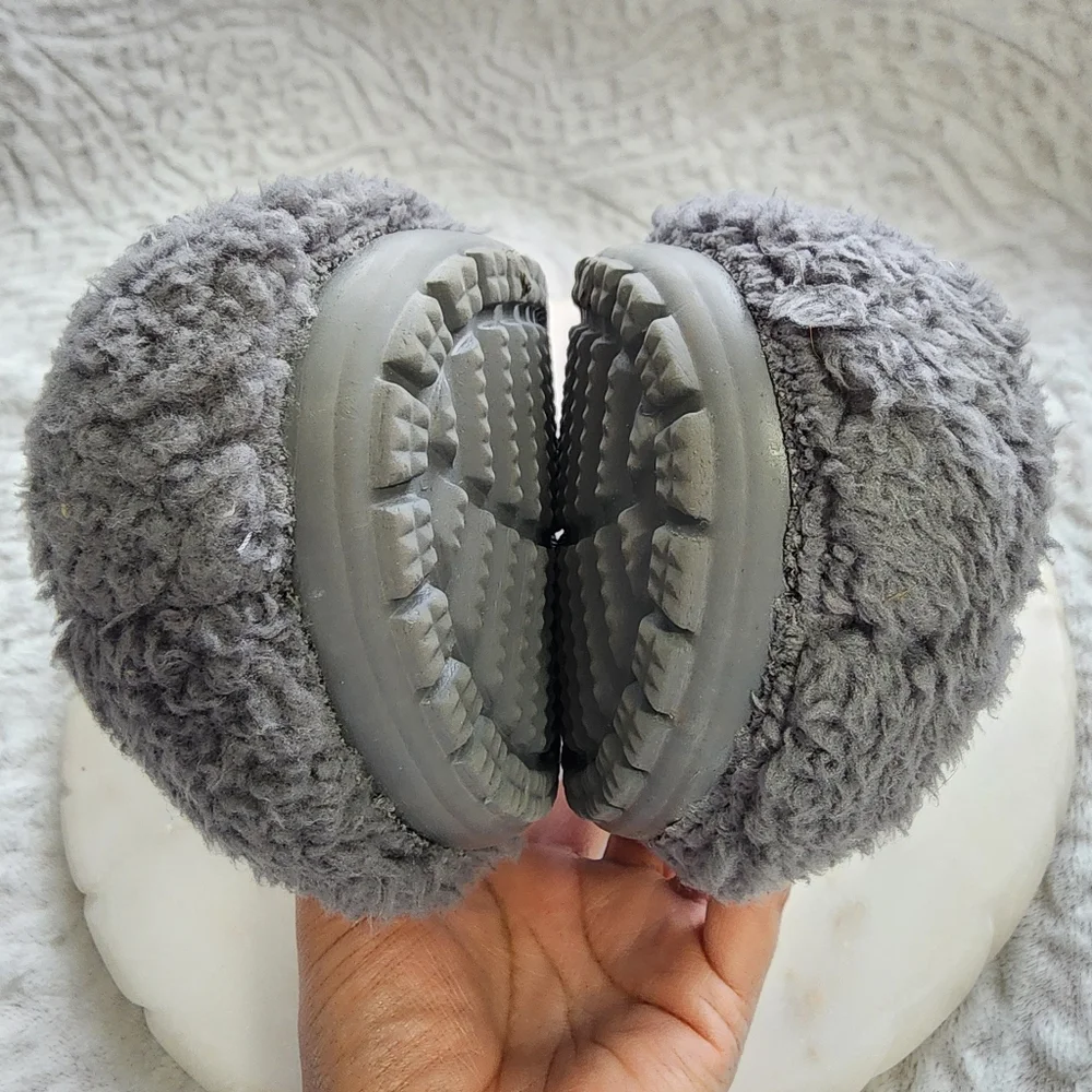 Crocs Classic Fuzz Mania Unisex Faux Fur Clogs Size Men's 9 Women's 11 Grey - Picture 3 of 11
